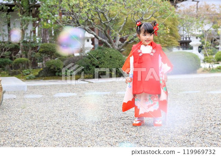 Cute three-year-old girl at Shichigosan shrine visit, location photoshoot at shrine/temple, family photo with kimono and kids in haori 119969732