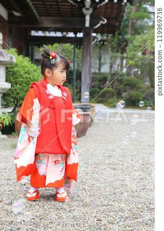 Cute three-year-old girl at Shichigosan shrine visit, location photoshoot at shrine/temple, family photo with kimono and kids in haori 119969736