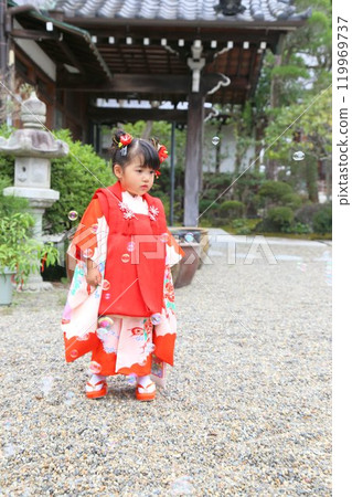 Cute three-year-old girl at Shichigosan shrine visit, location photoshoot at shrine/temple, family photo with kimono and kids in haori 119969737