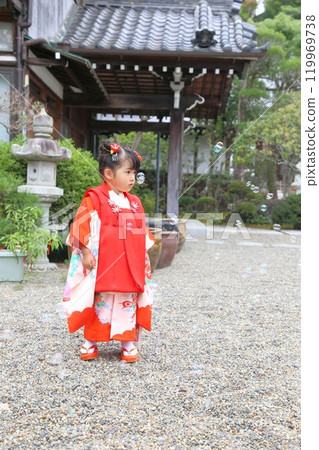 Cute three-year-old girl at Shichigosan shrine visit, location photoshoot at shrine/temple, family photo with kimono and kids in haori 119969738