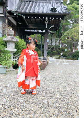 Cute three-year-old girl at Shichigosan shrine visit, location photoshoot at shrine/temple, family photo with kimono and kids in haori 119969739