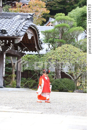 Cute three-year-old girl at Shichigosan shrine visit, location photoshoot at shrine/temple, family photo with kimono and kids in haori 119969753