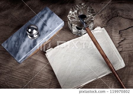 Vintage fountain pen and inkwell with old letters on a wooden table Vintage fountain pen and inkwell with old letters on a wooden table 119970802