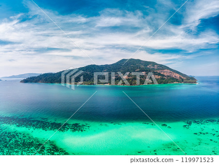 Beautiful tropical sea of Lipe Island with coral reef in summer 119971523