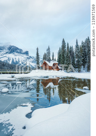Wooden lodge on frozen Emerald Lake in pine forest on winter at Yoho national park, Canada 119971569