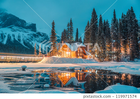 Winter scene of wooden lodge glowing on Emerald Lake at Yoho national park, Canada 119971574