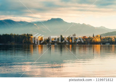 Sunrise over mountain range and autumn forest on Lake Wanaka Sunrise over mountain range and autumn forest on Lake Wanaka 119971812