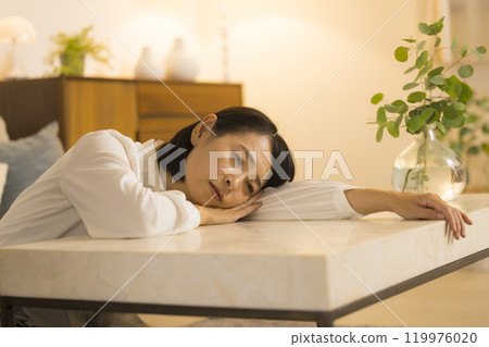 晚上客廳裡的中年婦女 119976020