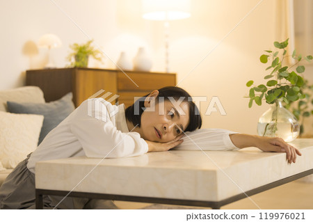 晚上客廳裡的中年婦女 119976021