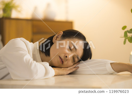 晚上客廳裡的中年婦女 119976023