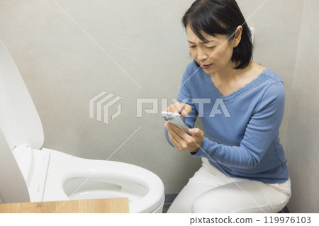 一位女士要求修理廁所 119976103