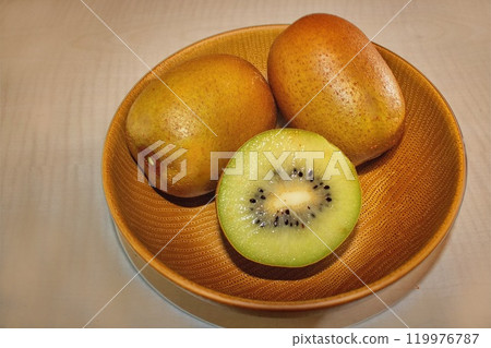 棕色碗裡的新鮮獼猴桃 119976787