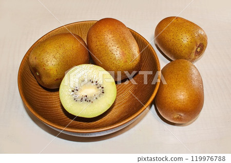 棕色碗裡的新鮮獼猴桃 119976788