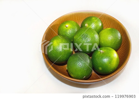 新鮮的蘇達奇放在棕色碗裡,白色背景 新鮮的蘇達奇放在棕色碗裡,白色背景 119976903