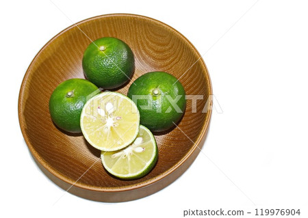 新鮮的蘇達奇放在棕色碗裡，白色背景 119976904