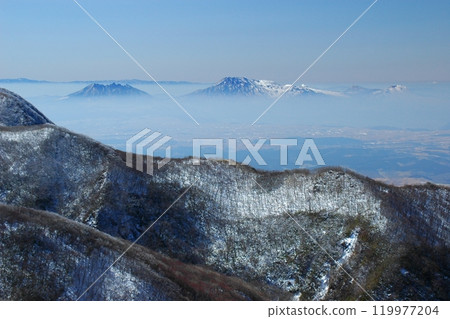 The five peaks of Mount Aso in winter (from the Kuju mountain range) The five peaks of Mount Aso in winter (from the Kuju mountain range) 119977204