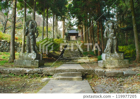 二子寺的參道（國東市仁王像） 119977205