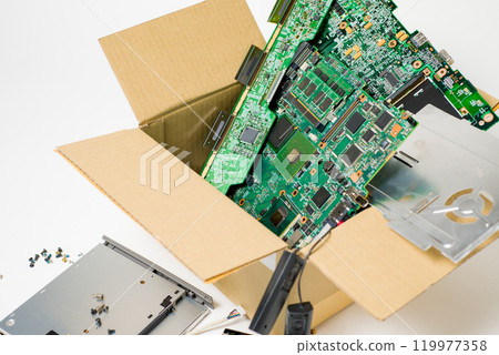 廢棄電子電路板：電子設備中使用的電子電路板廢棄圖片 119977358