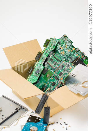 廢棄電子電路板：電子設備中使用的電子電路板廢棄圖片 119977360