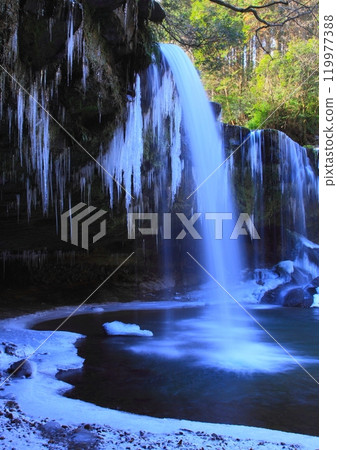 Nabegataki in winter (Oguni Town, Kumamoto Prefecture, vertical composition) 119977388