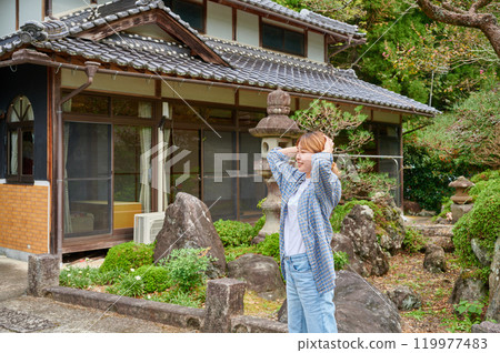 老房子前抱頭的女人,空房子,鄉村,遺產 老房子前抱頭的女人,空房子,鄉村,遺產 119977483
