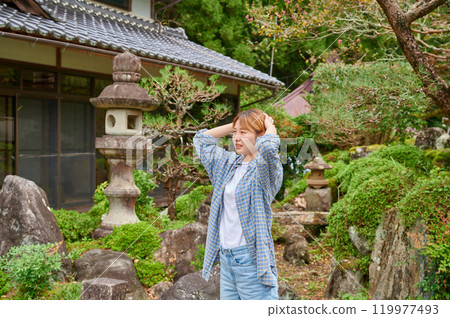老房子前抱頭的女人，空房子，鄉村，遺產 119977493