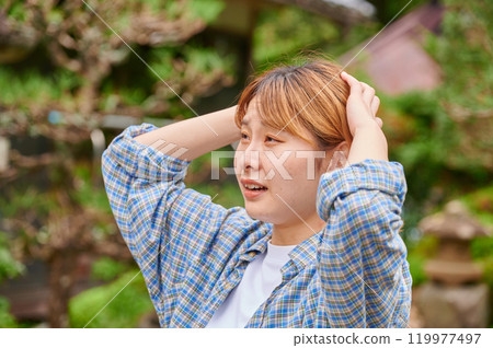 老房子前抱頭的女人，空房子，鄉村，遺產 119977497