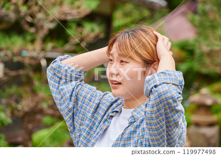 老房子前抱頭的女人,空房子,鄉村,遺產 老房子前抱頭的女人,空房子,鄉村,遺產 119977498