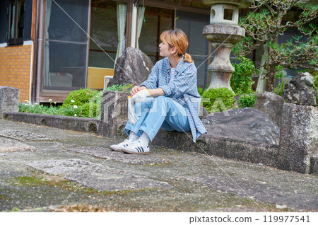 一位住在鄉村的老民居花園的婦女 一位住在鄉村的老民居花園的婦女 119977541