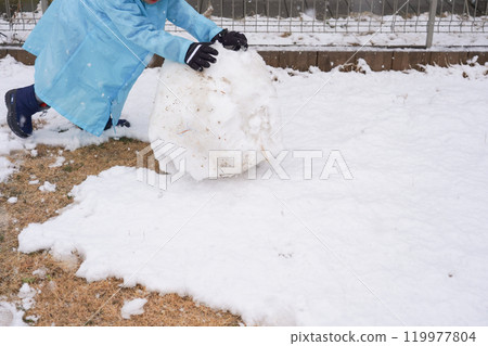 snowball rolling 119977804