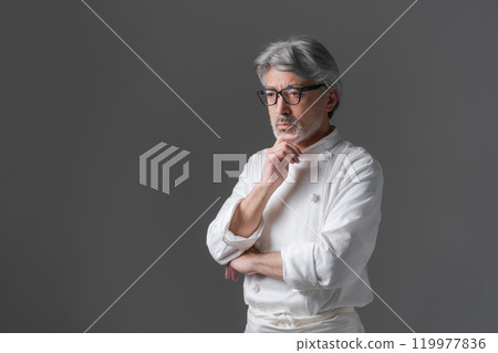 穿著廚師外套的老人 穿著廚師外套的老人 119977836