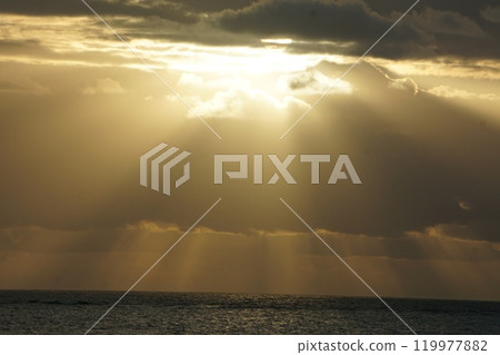 黃昏光芒、大海、雲彩與日出 119977882