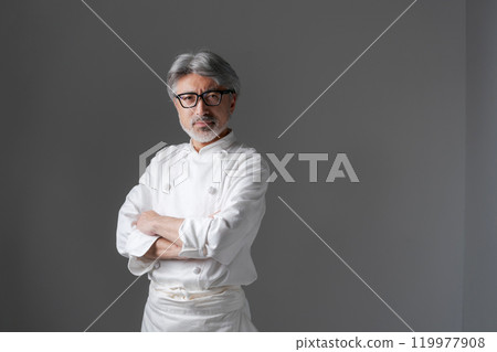 穿著廚師外套的老人 119977908