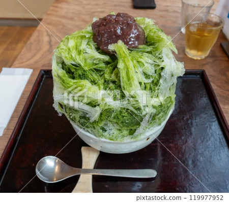 Cute round shaved ice made with matcha and red beans 119977952