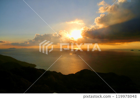View from Kirosan Observatory Park: Seto Inland Sea, boats, and the morning sun (Imabari City, Ehime Prefecture) 119978048