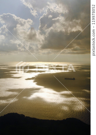 View from Kirosan Observatory Park: Seto Inland Sea, boats, and the morning sun (Imabari City, Ehime Prefecture) 119978052