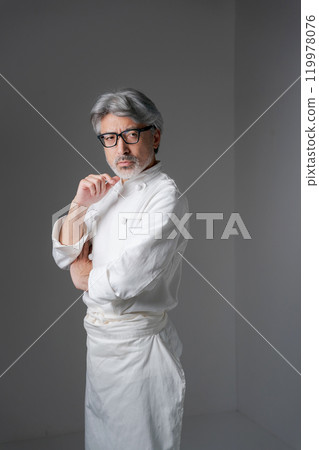 A chef with arm-strokes 119978076