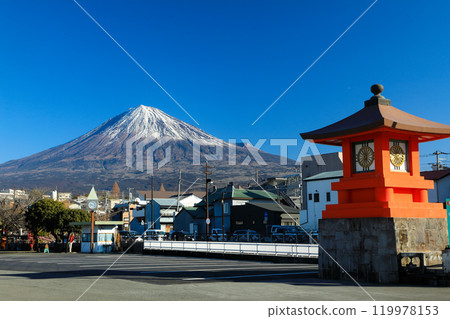 從靜岡縣富士宮市富士宮淺間大社本宮表參道看到的富士山 119978153