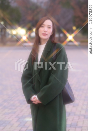 享受冬天燈光的女人 119978293