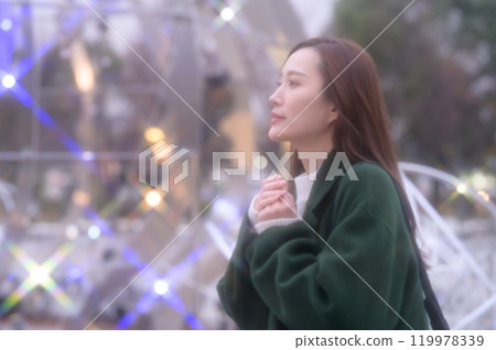 享受冬天燈光的女人 119978339
