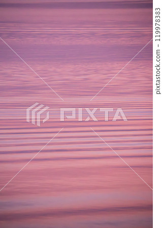 被早晨的陽光染紅的大海的圖像 被早晨的陽光染紅的大海的圖像 119978383