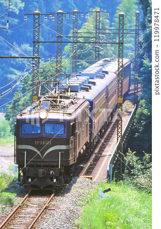 The trolley family train running on the Iida Line 119978471