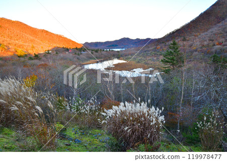 地藏山、角萬淵、赤城大沼、從鳥居峠眺望的秋景 119978477