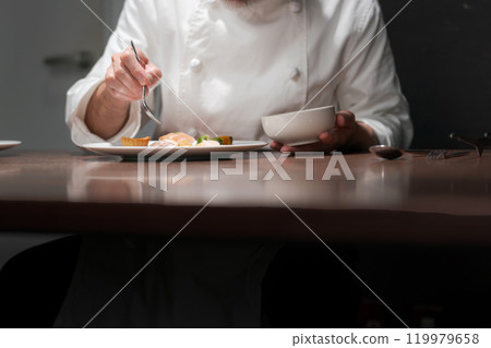 一位男廚師的手安排食物 一位男廚師的手安排食物 119979658