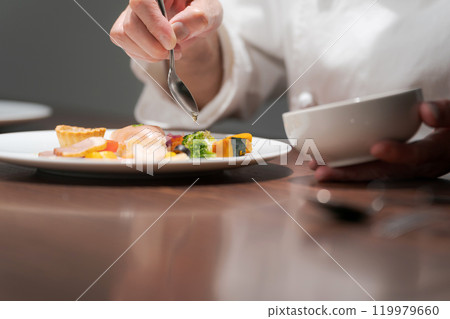 一位男廚師的手安排食物 119979660