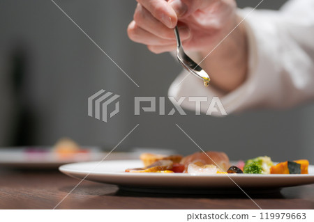 一位男廚師的手安排食物 一位男廚師的手安排食物 119979663