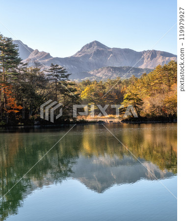 Fukushima Prefecture: Lake Bishamon in full autumn color at Goshiki-numa Lake 119979927