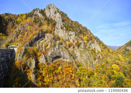 北海道定山溪北平峽大壩的秋葉 119980486