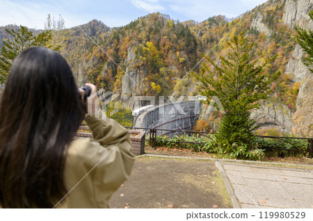A woman sightseeing in Hokkaido's Hoheikyo in autumn 119980529