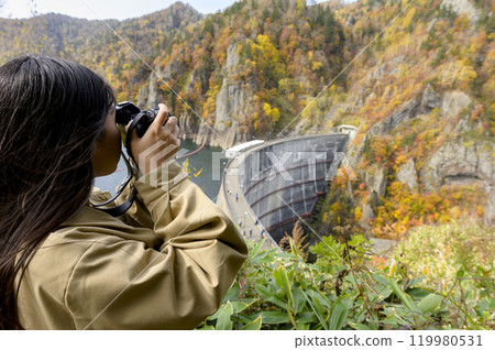 A woman sightseeing in Hokkaido's Hoheikyo in autumn 119980531